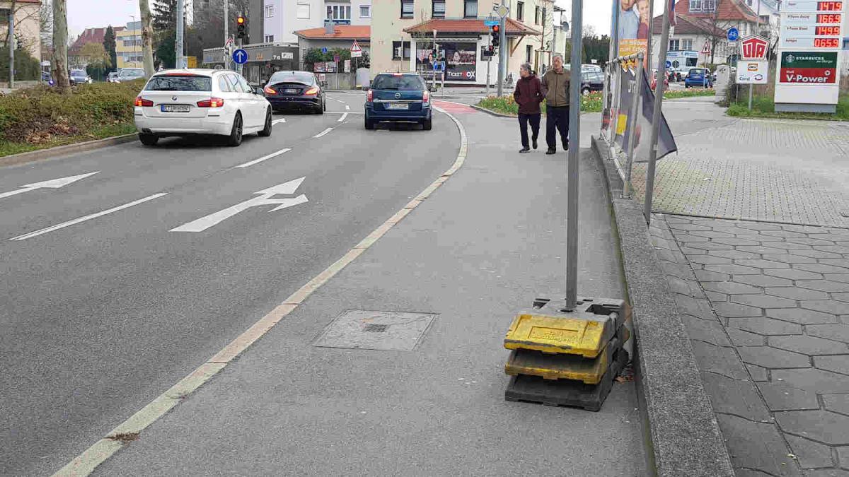 schmale Fuß- und Radwege werden durch Sonderverkehrszeichen für den Autoverkehr noch schmaler